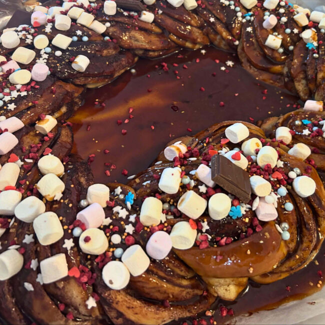 kaneelikringel vahukommidega